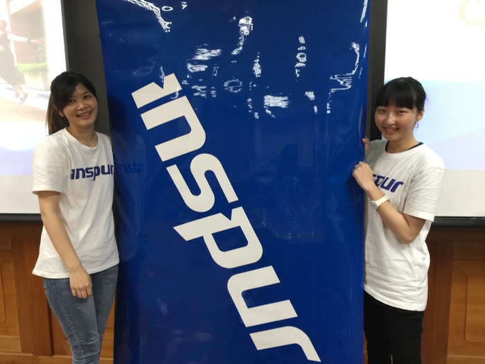Linda和浪潮集團logo看板合影。(中山大學 提供)圖片