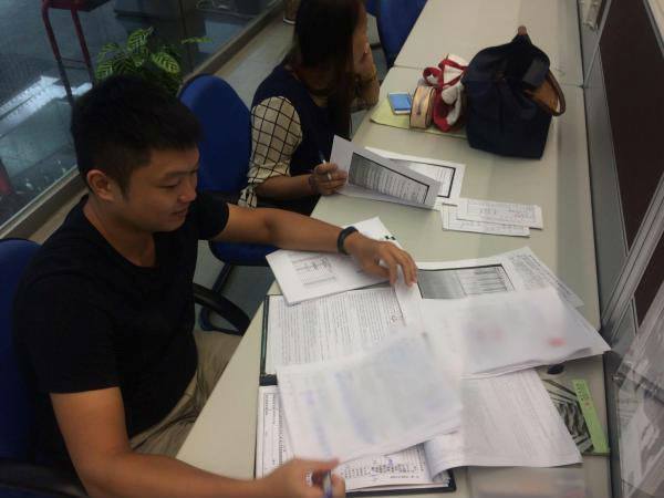 鄭文諺於市政府裡處理勞檢的書面作業（鄭文諺 提供）圖片