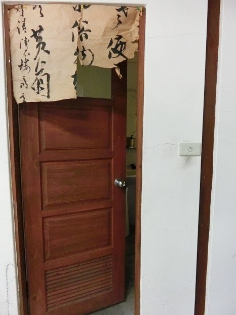 將書法作品貼在門楣當作門簾使用圖片