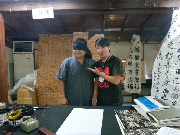 施承佑表演盲人書法圖片