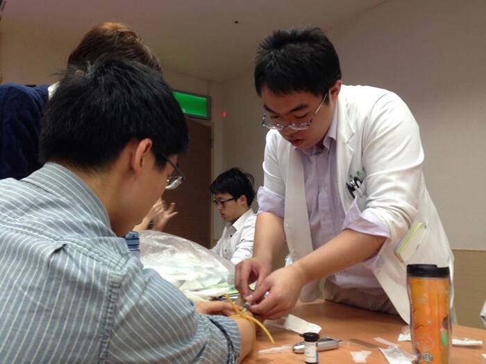 練習抽血首實習 面對病患不畏懼（李東璒提供）圖片